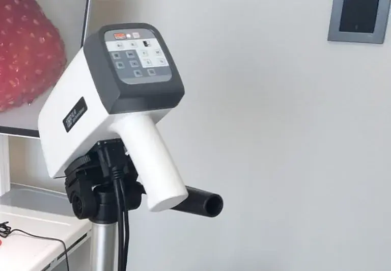 Kolposkop başlığının yakın görünümü: kumanda tuşları ve optik